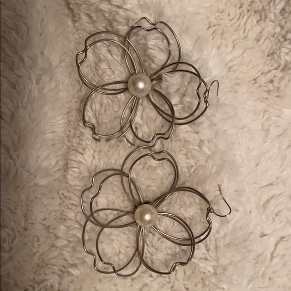 Wire flower earrings with pearl bead center